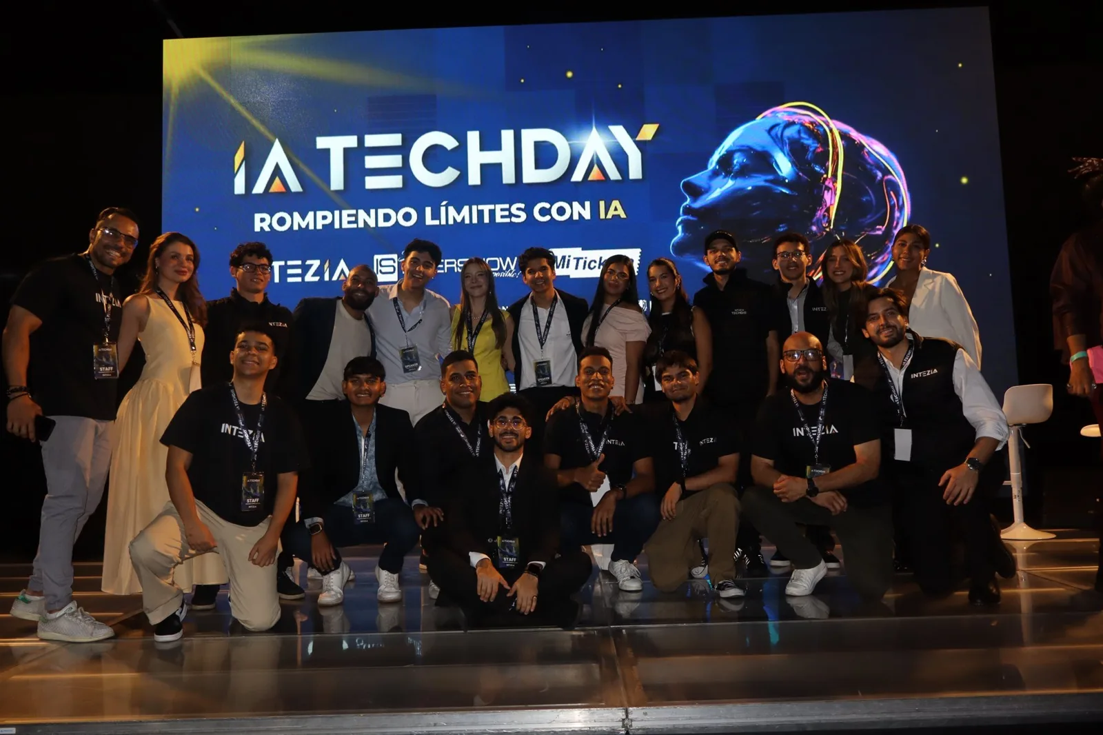 Escenario y asistentes de IA Tech Day 2025