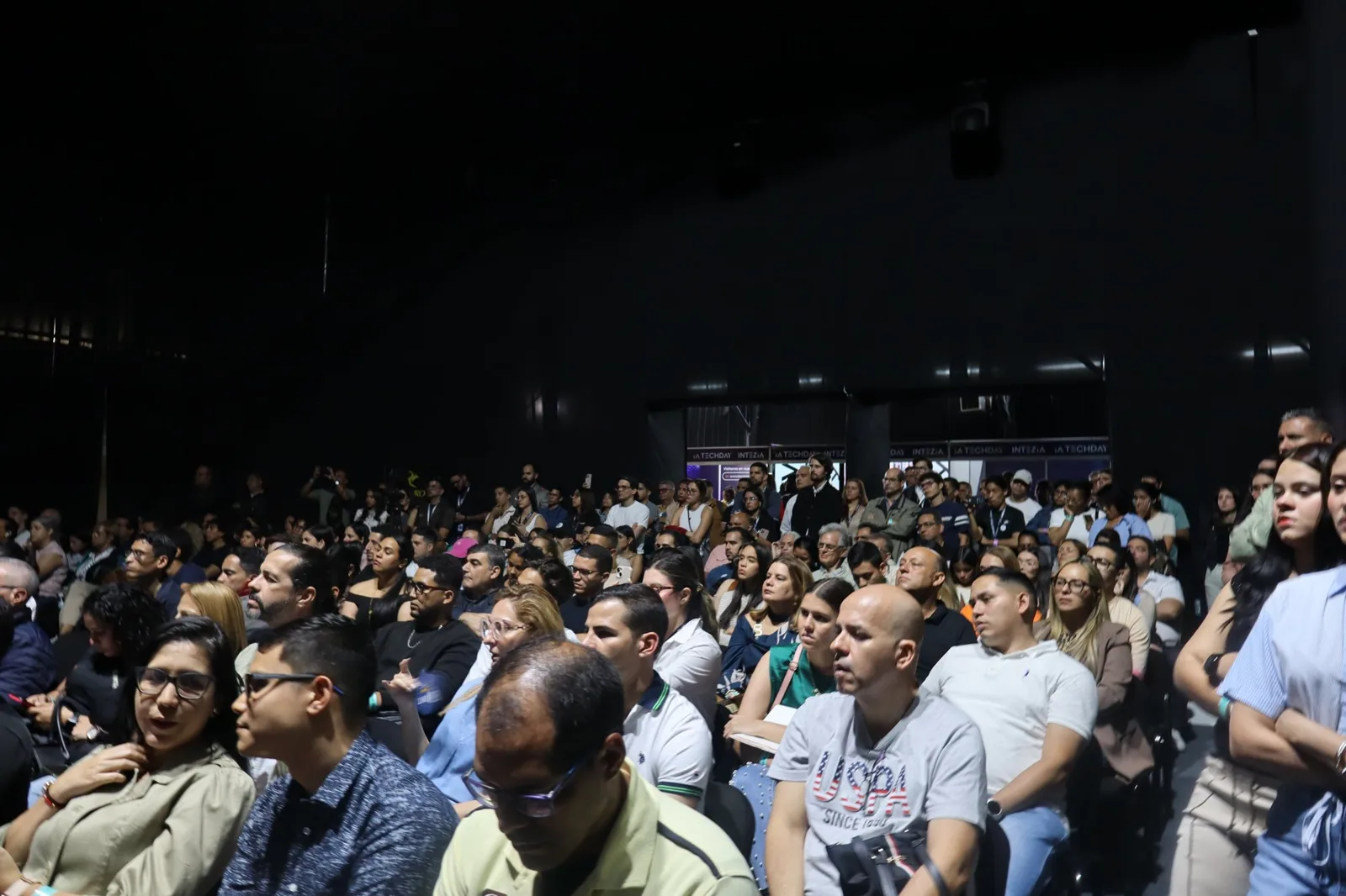 Asistentes en una conferencia de IA Tech Day